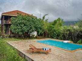 SaffronStays Boulevard LogHouse - a wooden chalet amidst nature, hotel v destinaci Kārli