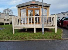 Mini lodge hot tub hols at Kingfisher Court, dvalarstaður í Tattershall