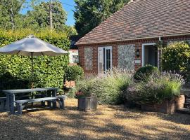 Stonehenge Cottages, hotel with parking in Salisbury