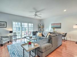Rehoboth Beach Vacation Rental with Porch!、リホボスビーチのコテージ