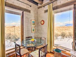 Casita Vacation Rental Near Taos with Patio!, hotel a El Prado