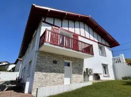 Maison T3 à Ustaritz avec Terrasse et Parking - FR-1-495-7