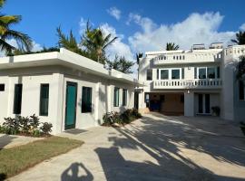 Newly Renovated 8 Bedroom Ocean Front Villa with Pool, cottage à Río Grande