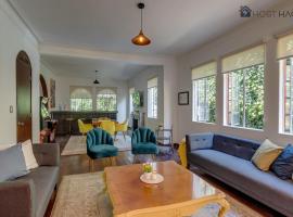 Refurbished Mansion with Garden & Patio in Las Lomas - Monte Blanco, Hotel in Mexiko-Stadt