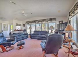 Lady Lake House with Lanai and Community Pool!, hotel in Lady Lake