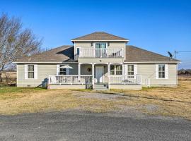Peaceful Atascosa Home with Balcony and Deck!, holiday home in Lytle