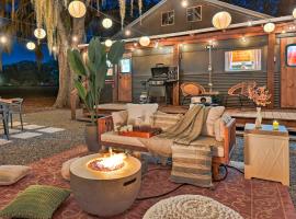 Charming Tiny Home with Private Hot Tub!, minicasa en Plant City