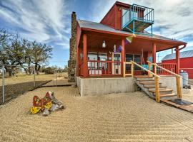 Pet-Friendly Fredericksburg Cabin with Lovely Views, hotel u gradu 'Luckenbach'