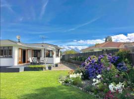 Peaceful House with Kids Playground, cottage in Motueka