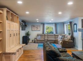 North Bend Retreat with hot tub and views of Mt Si, pet-friendly hotel in North Bend