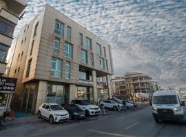 Grand Quars Hotel، فندق في أفجيلار