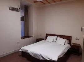Middle door apartman