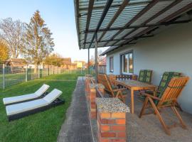 Casa Castagno mit 3 Schlafzimmern und Sauna, holiday rental in Alt Schwerin