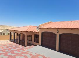 JJP SELF CATERING - Three bedroom house, hytte i Lüderitz