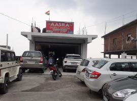 Hotel aasra guest house, hotel en Bharwain