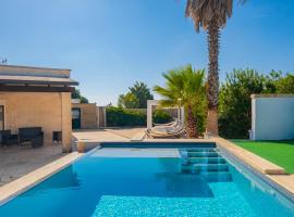 Villa Crigiada Luxury Pool, luxury hotel in Lido Marini