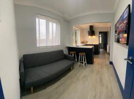 Harewood Lodge - Single and Double Rooms Self Serve Apartment, hotel in Kings Lynn