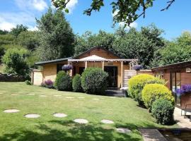 'Monktonmead Lodge' in secluded setting, with private indoor pool., holiday rental in Ryde