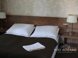 Hotel POD RÓŻAMI โรงแรมใกล้Radom-Sadkow Airport - RDOในJedlnia-Letnisko