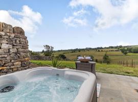 Piggledy Cross Barn, hotel with jacuzzis in Butterton