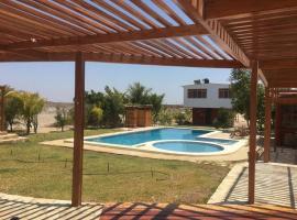Kalani heights 1 bedroom house that sleeps 6, hotel con piscina en Colán