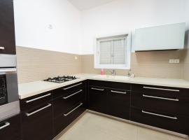 Luxury & Big Families Apartment (7 Min f TLV), ваканционно жилище в Бат Ям