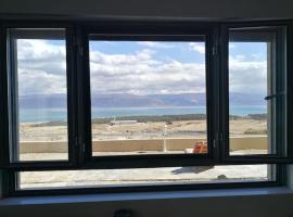 Charming unit in Dead Sea, alojamento na praia em Ovnat