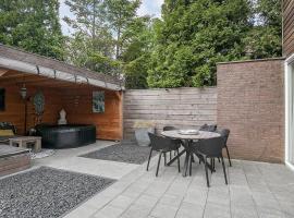 Grou Getaway with Bikes & Whirlpool, Hotel in Grou