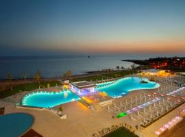 King Evelthon Beach Hotel & Resort, хотел в Пафос