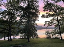 Lakehouse with Hot Tub close to Ark Encounter, hotel with parking in Corinth