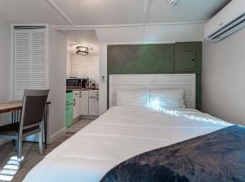 Cozy Cabin in a rural setting (#10) In Temple, NH, cottage ở Temple