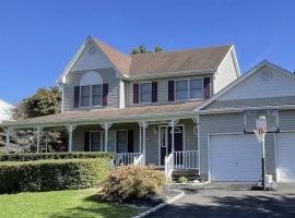 4BR NOFO Home in Heart of Wine Country (w/ Pool), hotel di Southold