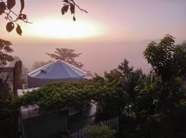 โดม มองโก แสงเพ็ญ, kamp s luksuznim šatorima u gradu 'Khao Kho'
