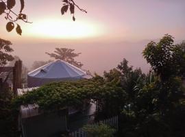 โดม มองโก แสงเพ็ญ, Zelt-Lodge in Amphoe Khao Kho