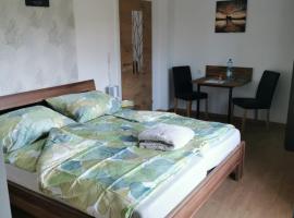 HomeW4 - Tiny Apartment, hotel with parking in Hoheneich