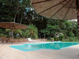 Casa de Campo com Piscina e lazer em Cascavel PR, hotel cu piscine din Cascavel