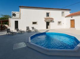 Adorable villa with private pool and covered terrace, hotel en Tinjan