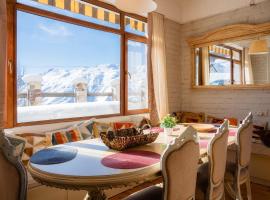 Snow Time Cottage, hotell i Gudauri