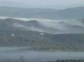 Villa Saudade, casa entre encinas