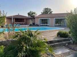 Magnifique studio neuf avec piscine, feriebolig i Châteaurenard