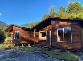 Cabañas & Tinajas Entre Volcanes, beach rental sa Hornopirén