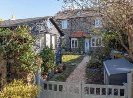 4 bedroom coastal cottage with walled garden, hotel en Embleton