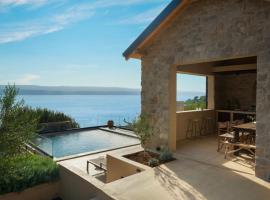Luxauthentic villa with heated pool SALT STONE - sauna, jacuzzi, gym, outdoor kitchen with bbq, hotel v destinaci Mimice