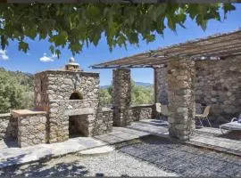 Maison en pierre corse avec vue entre mer et montagne
