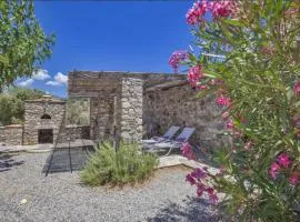 Maison en pierre corse avec vue entre mer et montagne