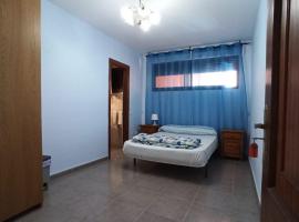 Los Cristianos centro, room with a private bathroom in shared apartment, šeimos būstas mieste Arona
