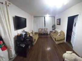 Habitacion privada en depar compartido โรงแรมในPiñas