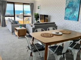 A Minutes Walk To The Beach!, villa in Caloundra