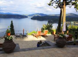 LAKE SONG OVERLOOKING LAKE COEUR D ALENE, hotel din Twin Beaches