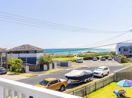 Pet friendly Anna Bay Beach Shack, 44 Ocean Avenue - fantastic 2 storey house with spectacular views, Hotel in Anna Bay
